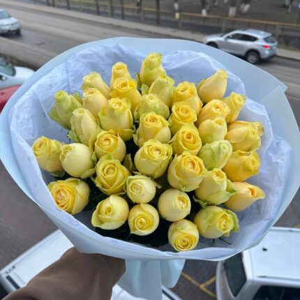 Букет жовтих троянд у руках