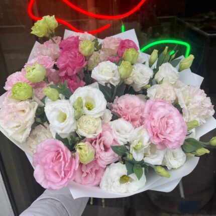 Ніжний букет квітів у пастельних тонах