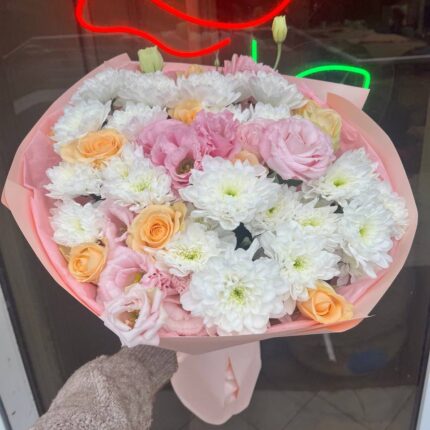 Букет квітів з рожевими та білими квітами.