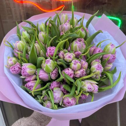 Букет рожевих тюльпанів у пакуванні