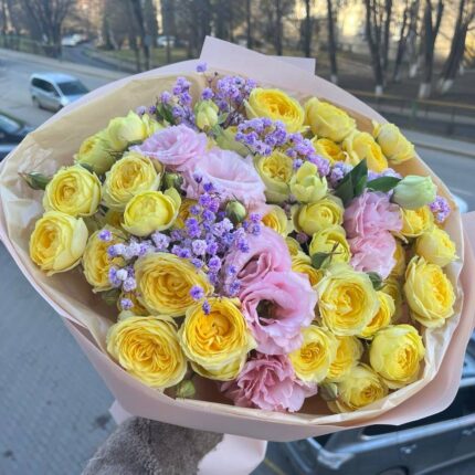 Яскравий букет жовтих та рожевих квітів