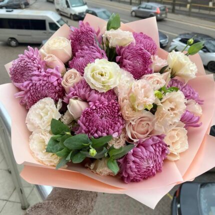 Букет квітів з різнобарвними рослинами