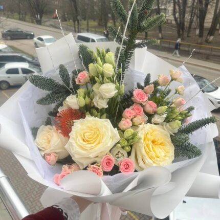 Квітковий букет з рожевими і білими трояндами