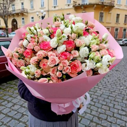 Великий букет рожевих і білих квітів
