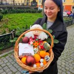 Жінка з кошиком фруктів та іграшкою