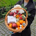 Кошик з апельсинами та новорічними прикрасами.