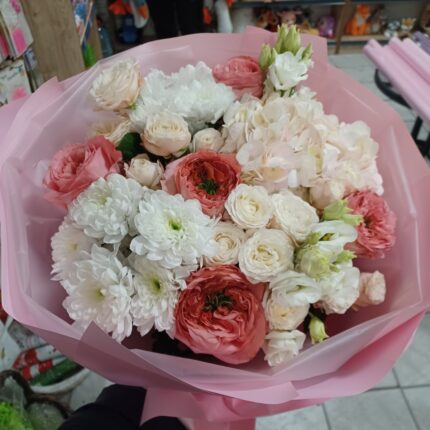 Букет з різнокольорових квітів у рожевій упаковці