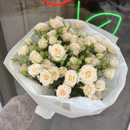 Букет ніжних рожевих троянд в упаковці