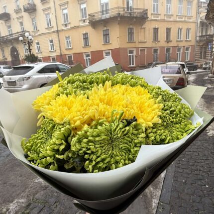 Яскравий букет жовтих і зелених квітів