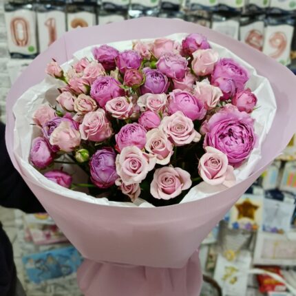 Букет рожевих троянд в ніжній упаковці