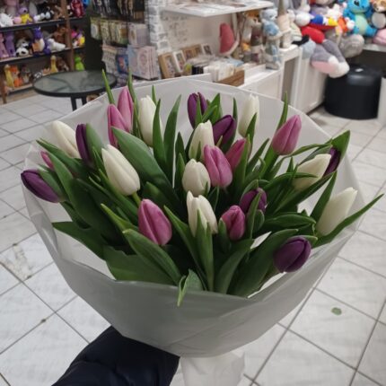 Букет тюльпанів у квітковому магазині