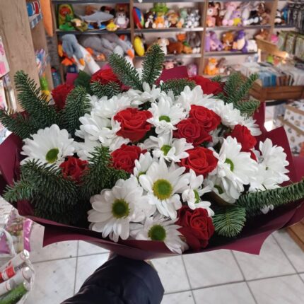 Букет з червоних троянд та білих ромашок