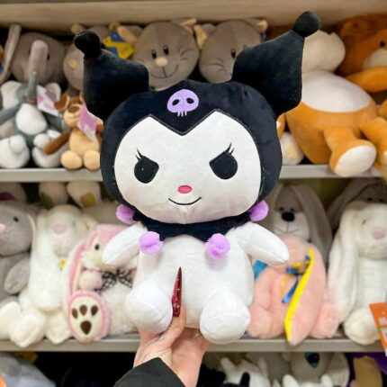 М'яка іграшка у чорному костюмі привида