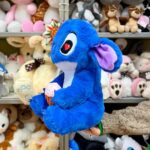 Синя плюшева іграшка зі смачним десертом.