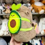 Плюшевий авокадо з милою мордочкою.