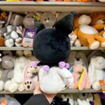 Плюшевий іграшковий персонаж з чорними вухами