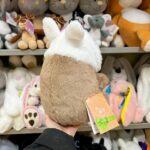 М'яка іграшка в руках на фоні інших.