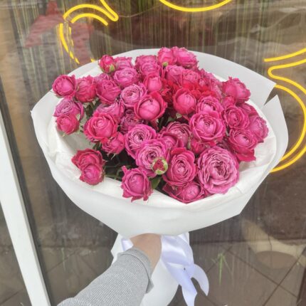 Яскравий букет рожевих троянд у вазі.