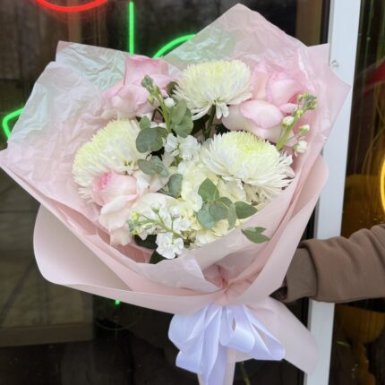 Букет квітів у ніжних пастельних тонах