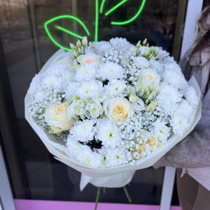 Букет білих квітів у серцевій упаковці
