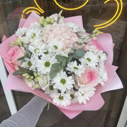 Квітковий букет із рожевими та білими квітами