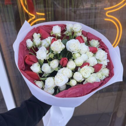 Букет з білих та червоних квітів