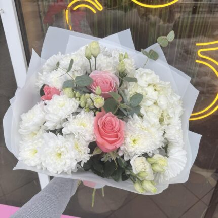 Букет квітів з троянд та хризантем