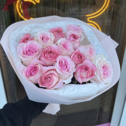Букет рожевих троянд у пакуванні