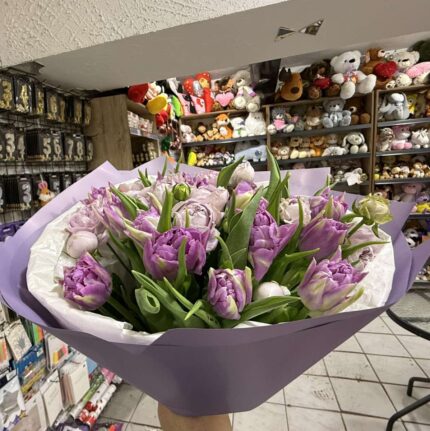 Букет фіолетових тюльпанів у магазині