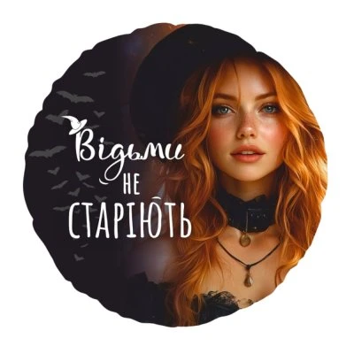 Жінка з червоним волоссям у шляпі