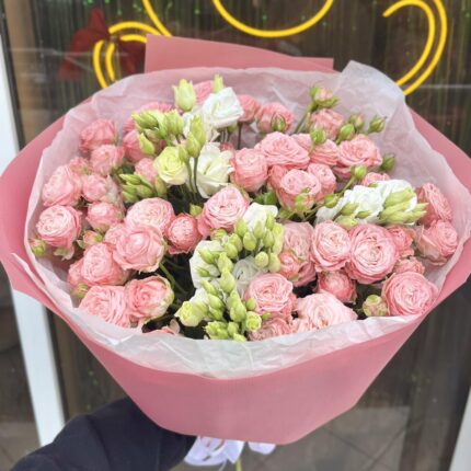 Букет ніжних рожевих квітів в обгортці