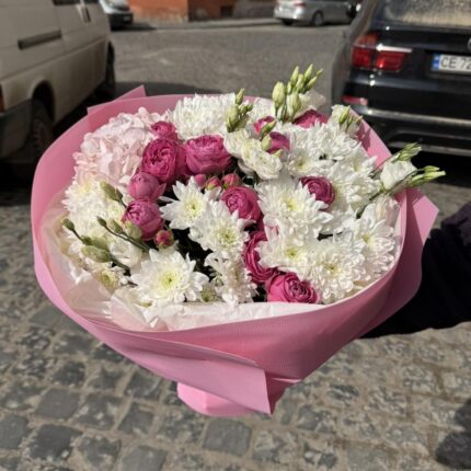 Букет з рожевих і білих квітів