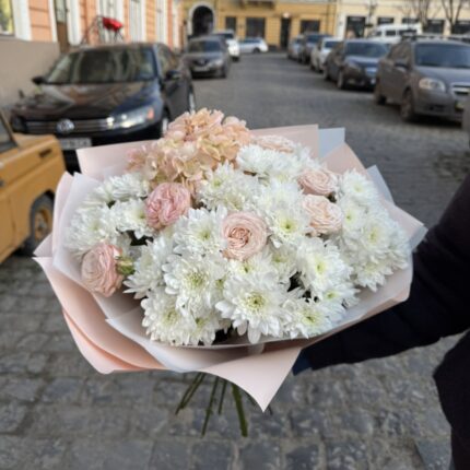 Букет квітів у руках на вулиці