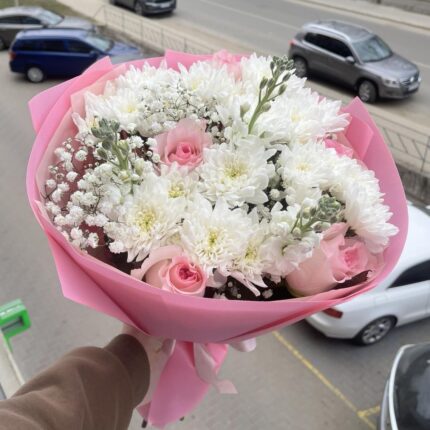 Букет квітів у рожевій упаковці з вулиці