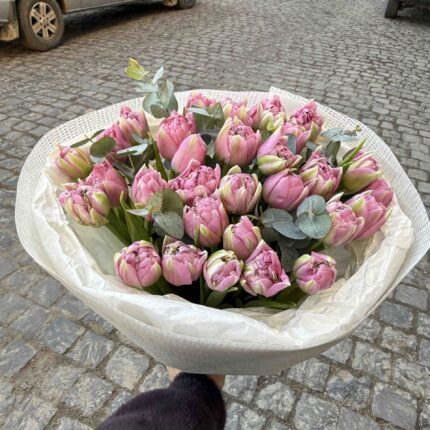 Букет рожевих тюльпанів з зеленню