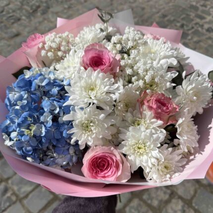 Букет з різнокольорових квітів на фоні