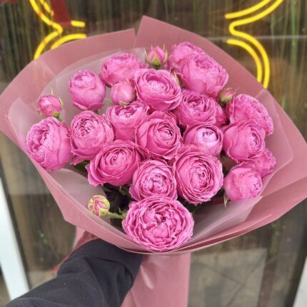 Букет рожевих троянд з бутончиком