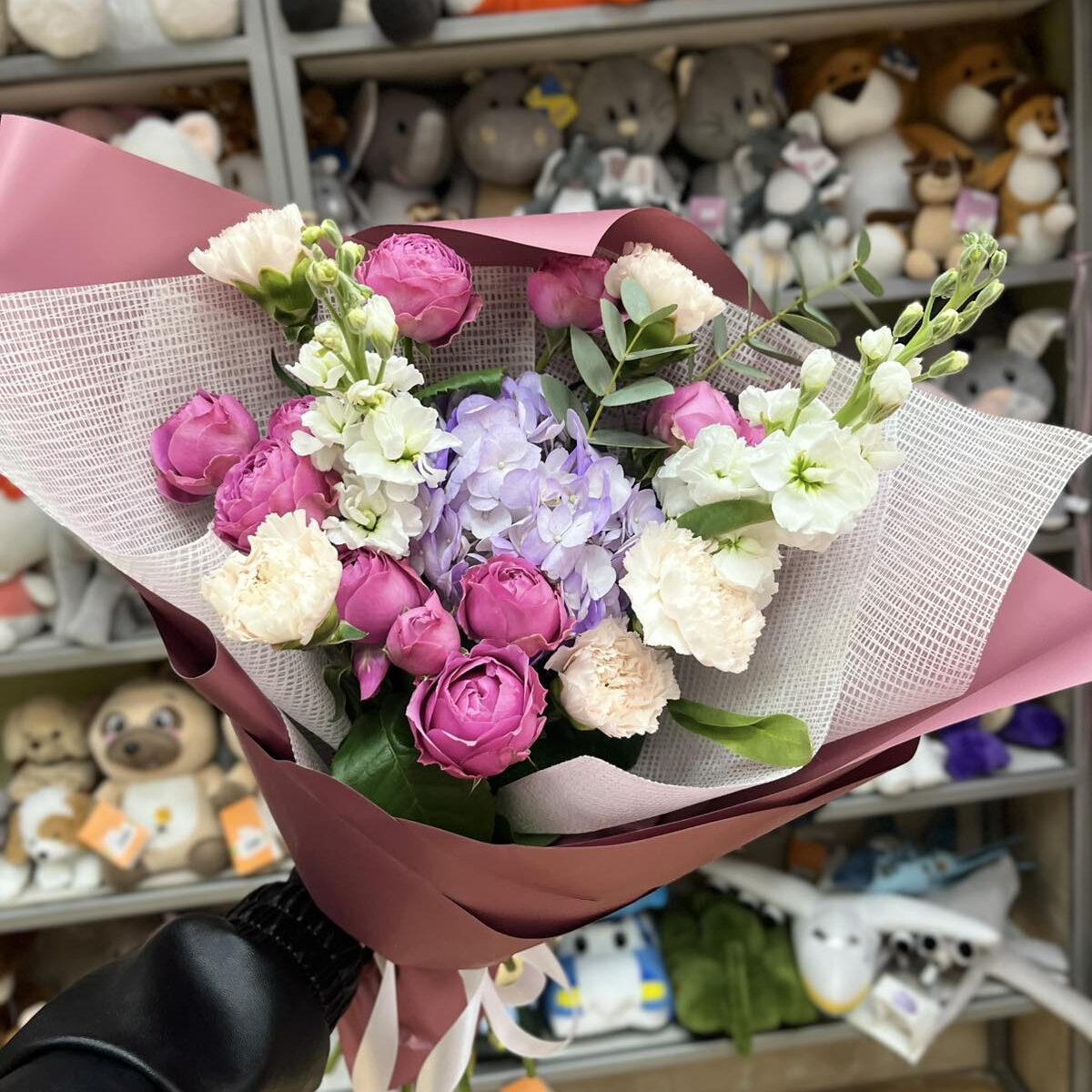 Букет ніжність Букет квітів в магазині іграшок.