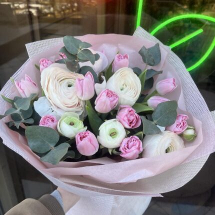 Красива букет квітів з троянд і листя