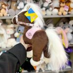 М'яка іграшка коня коричневого кольору