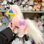 Рожева іграшкова поні з метеликом