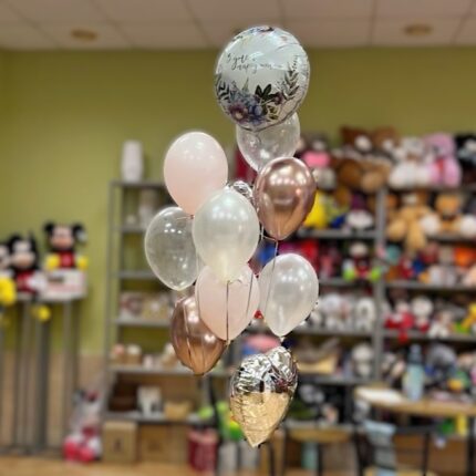 Група кольорових куль на святковій вечірці