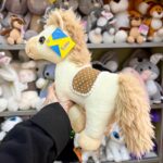 Плюшевий кінь з світлим хутром і гривою.