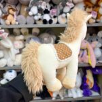 М'яка іграшка коня в магазині