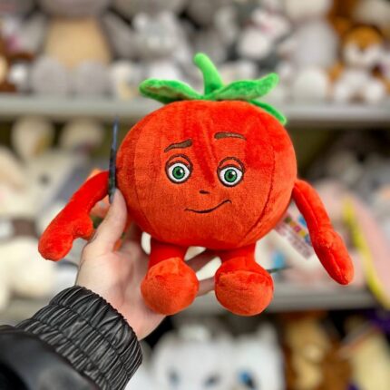 М'яка іграшка помідор у руці