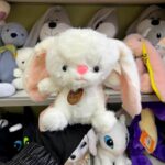 М'яка іграшка у вигляді білого зайця
