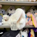 М'яка іграшка зайця на полиці з ведмедиками.