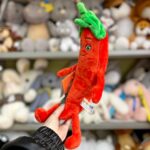 Плюшевий перець чилі на фоні інших іграшок