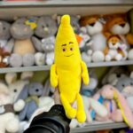 Плюшевий банан з усмішкою у магазині