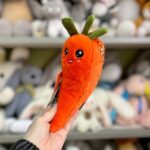 Симпатична плюшева морква з обличчям.